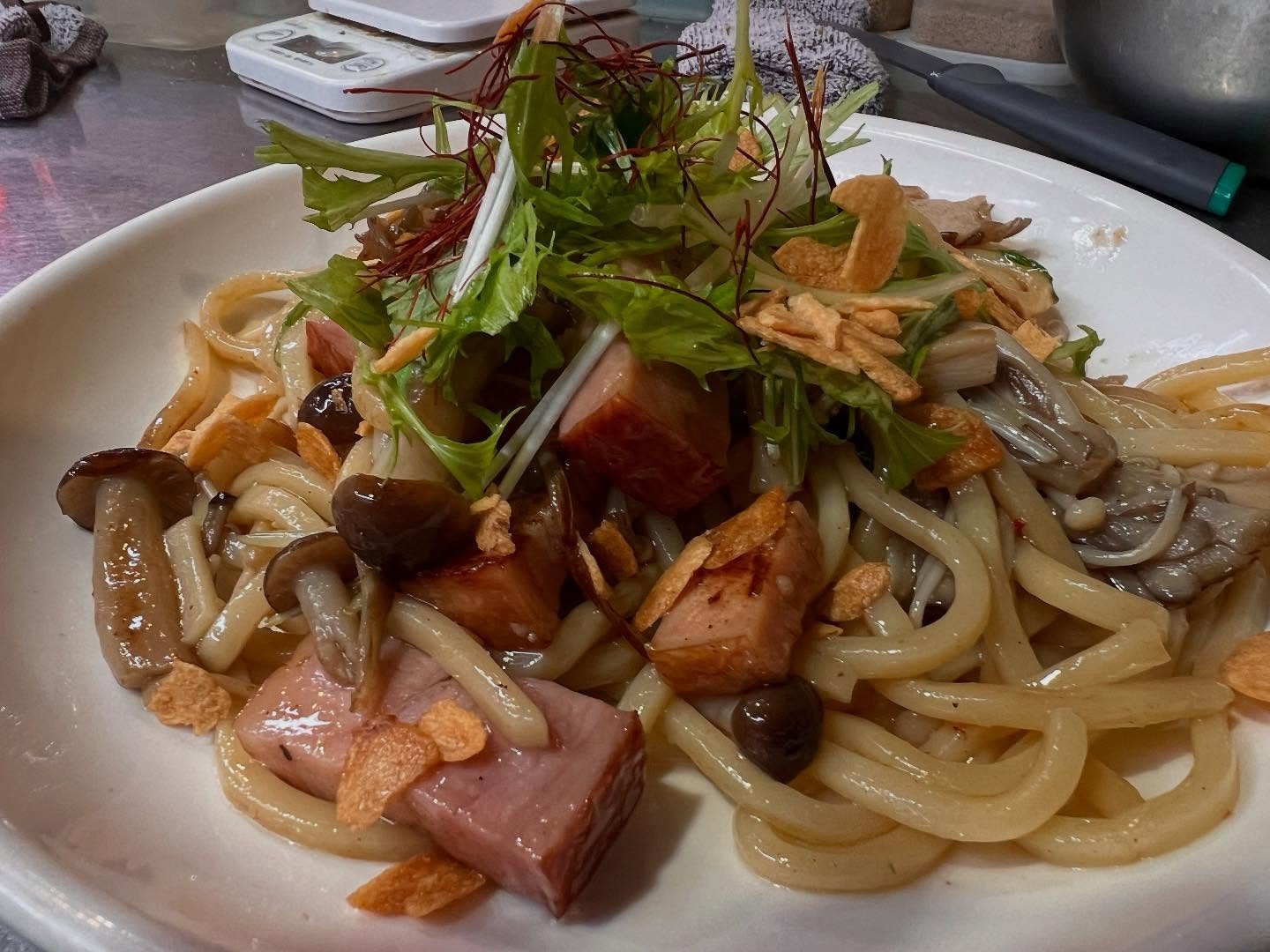 ベーコンと3種キノコのペペロン焼きそば