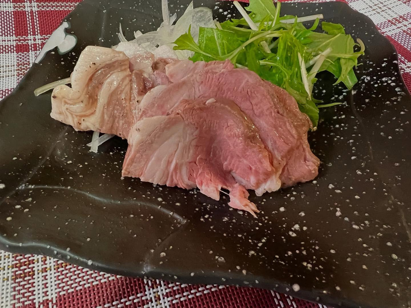 低温調理した茶美豚ロース刺しのワサビソース。